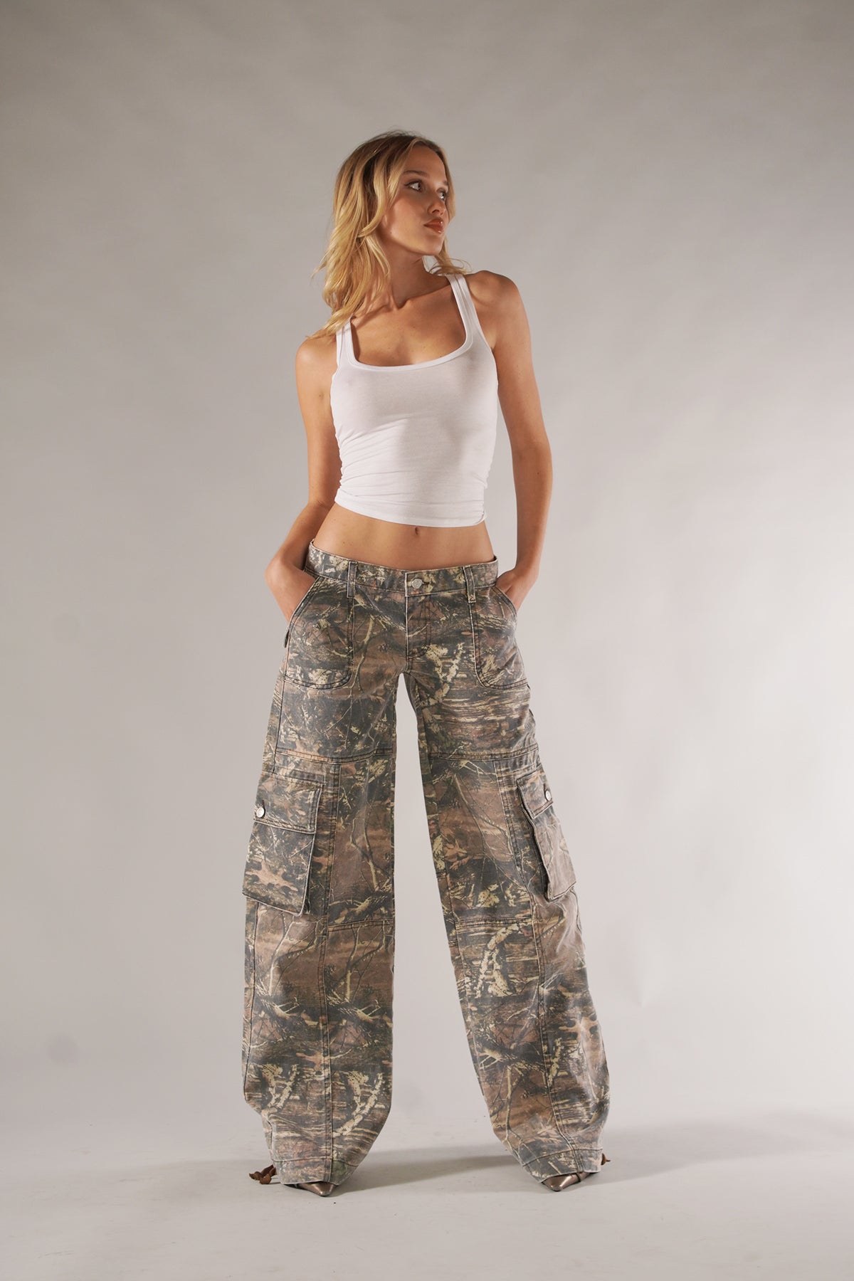 Camo Wide-Leg Cargo Pants – Low-Rise Baggy Streetwear Trousers