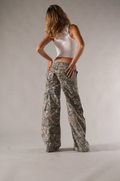 Camo Wide-Leg Cargo Pants – Low-Rise Baggy Streetwear Trousers