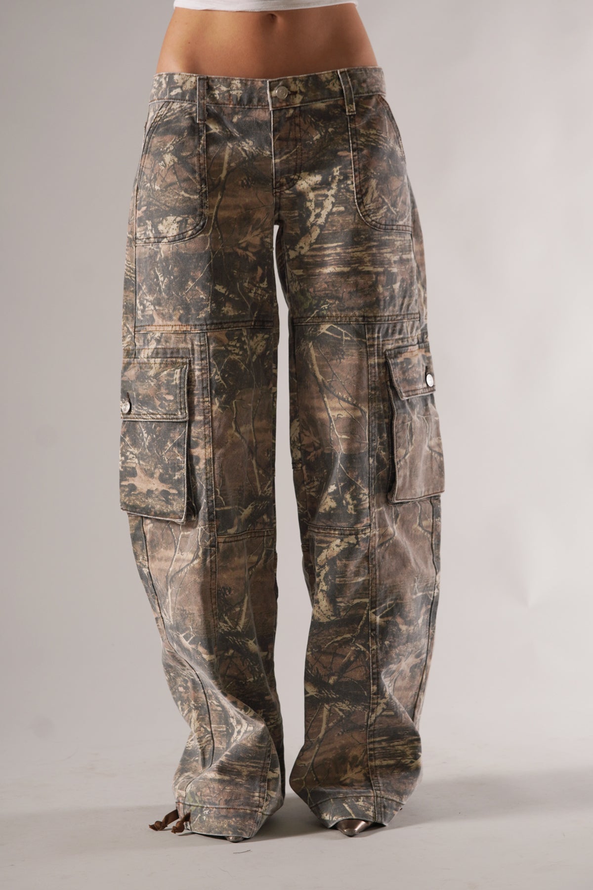 Camo Wide-Leg Cargo Pants – Low-Rise Baggy Streetwear Trousers